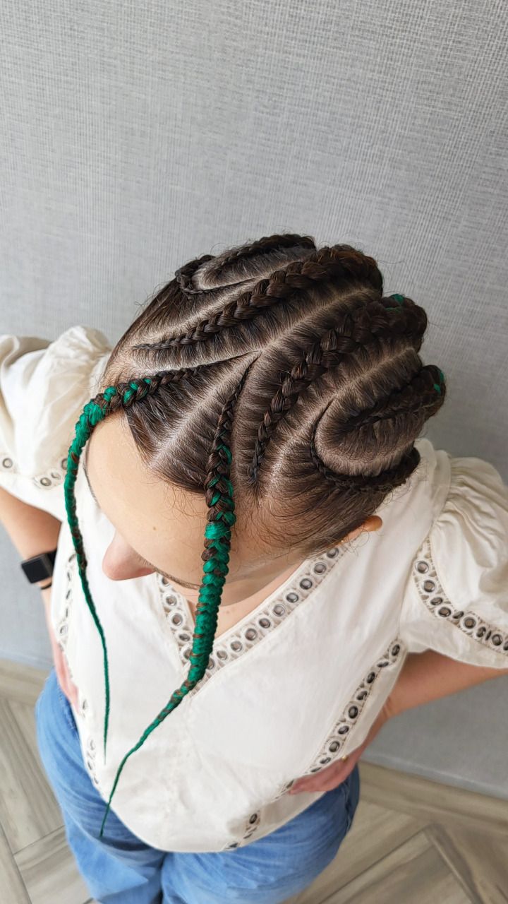 Feed-In Braids with Gradual Addition of Green Braiding Hair